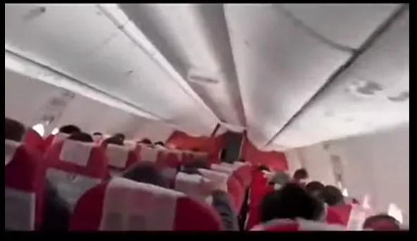 飛機劇烈搖晃乘客忍不住驚呼出聲。微博