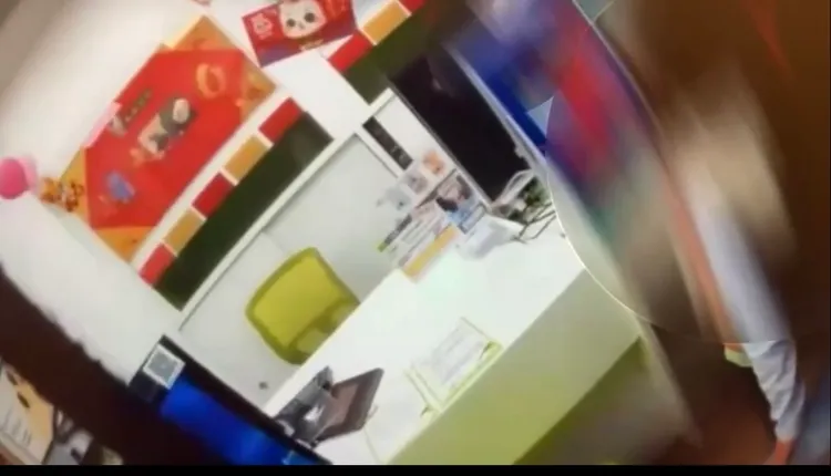 警方在通訊行內要逮捕宜男前，宜男的女兒還不知發生什麼事，站起來看著員警。讀者提供