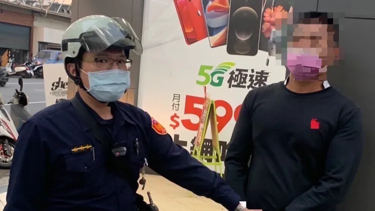宜男因詐欺案被通緝，日前帶妻女辦手機時，被警方逮捕。讀者提供