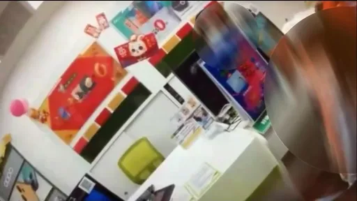 一家和樂辦手機！男主人卻被警逮　3歲幼女頻喊「我要把拔」