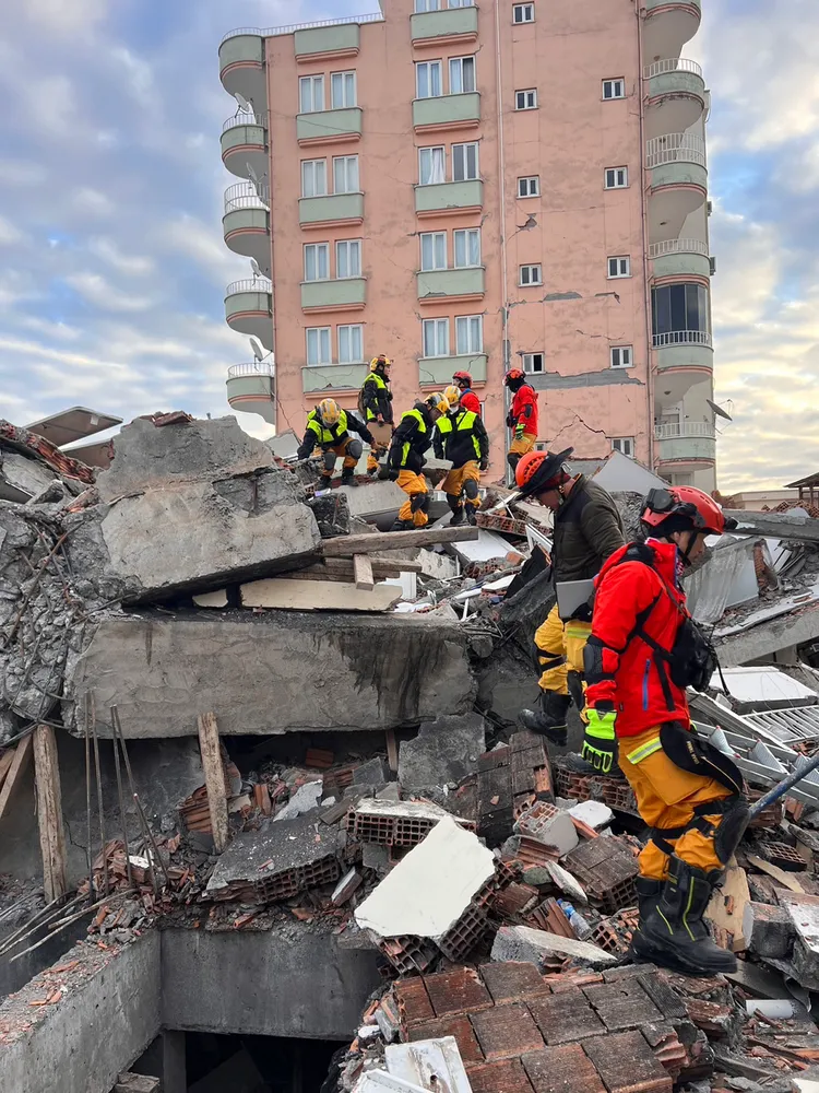 搜救人員進入倒塌的8層樓建築物內搜救。內政部消防署提供