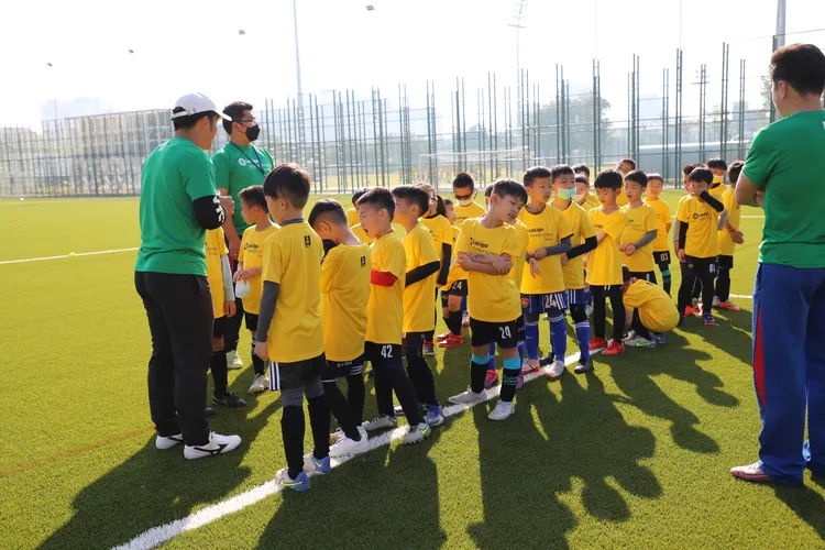 小足球員在楠梓球場上準備練球。柏文健康事業提供