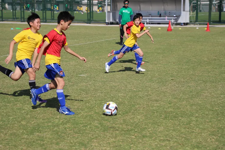 小朋友開心的在足球場上奔馳。柏文健康事業提供