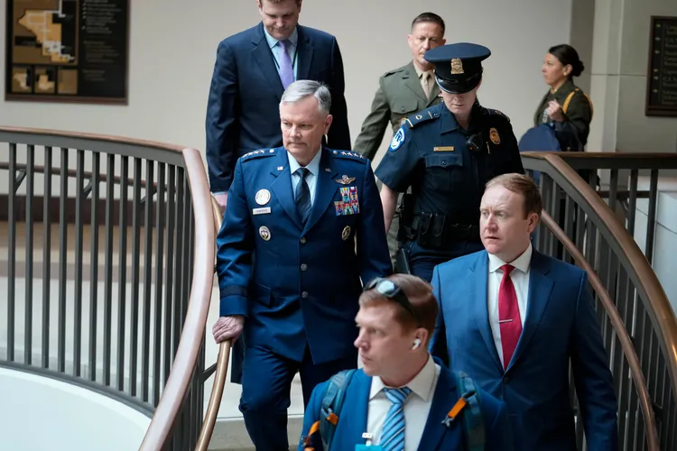 北美防空司令部司令范赫克（左）9日與美國議員、情報顧問，在國會簡報中國間諜氣球飛越美國上空事件。美聯社