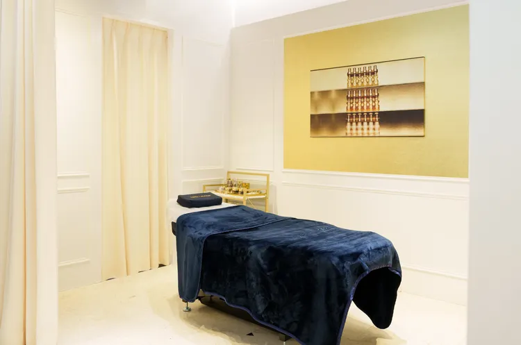 首度引進的頂級電動護膚床。品牌提供