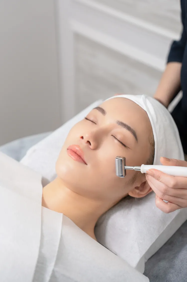 超導快充修護站，使用5星級電脈衝導入儀搭配小棕家族保養單品進行護膚。品牌提供