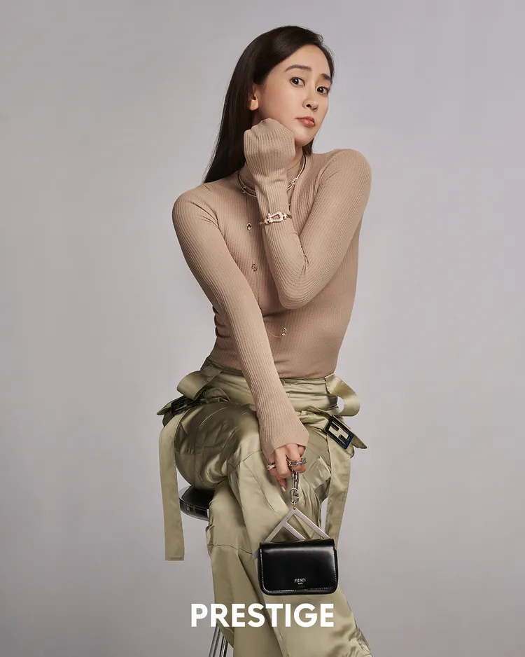 李晶晶詮釋FENDI服裝和First Sight鍊帶包。《PRESTIGE TAIWAN》提供