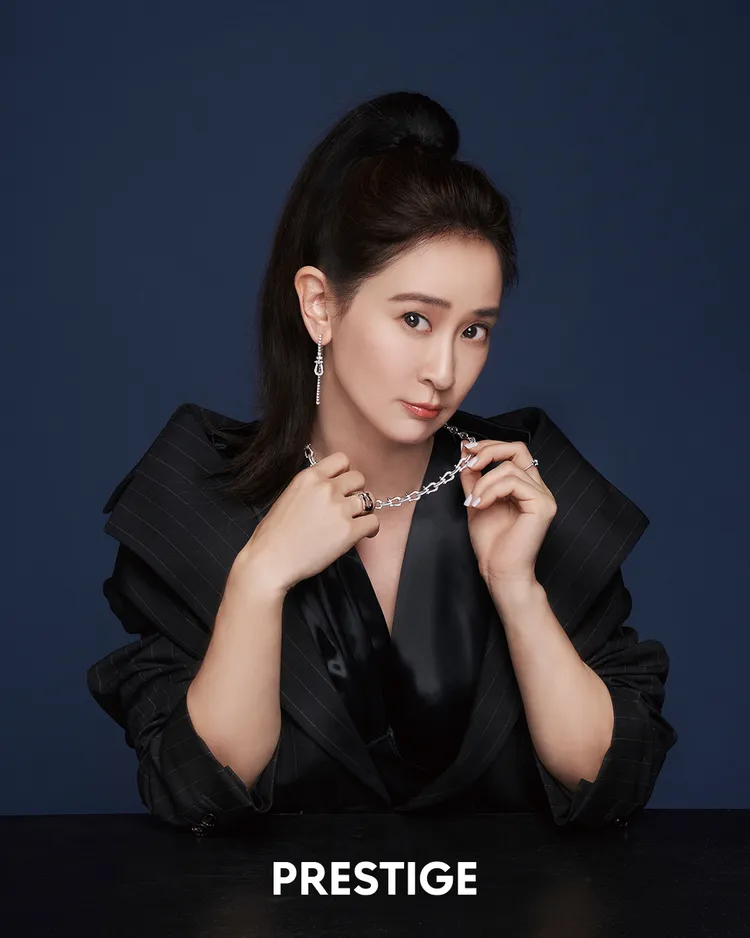 李晶晶以BOTTEGA VENETA寬肩西裝外套展現率性風貌。《PRESTIGE TAIWAN》提供