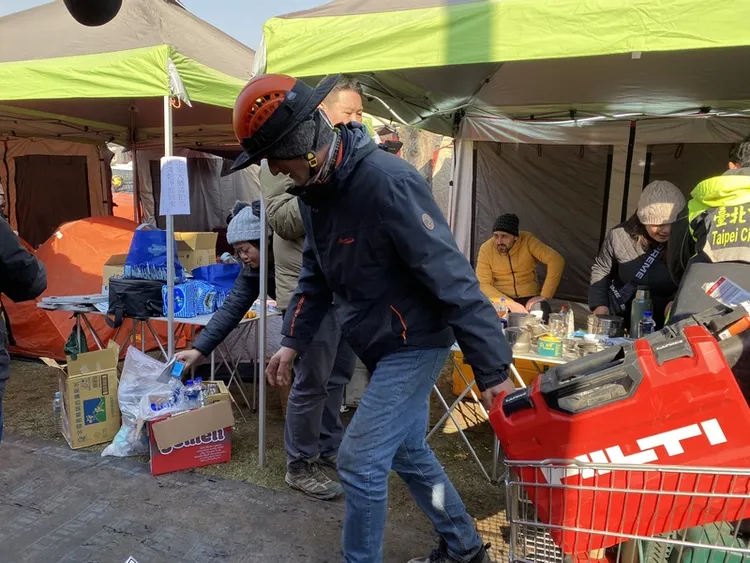 葉瑪思協助搬運物資。中央社