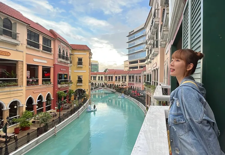 林莎示範拍網美照。TVBS提供