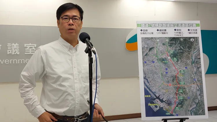 陳其邁喊話，交通部應依高雄市公車車齡條件，優先全數核定高雄市汰換申請，達到公車電動化目標。凃建豐攝