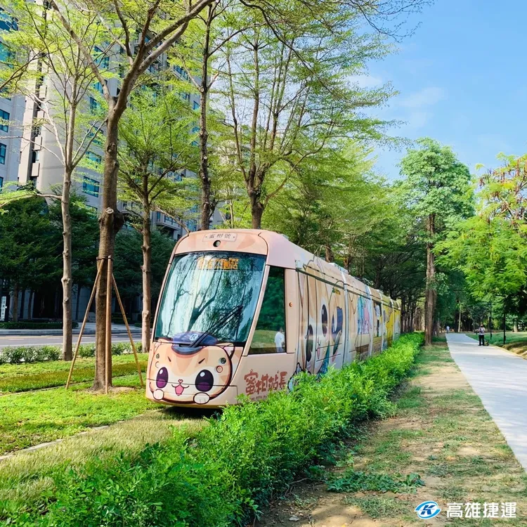 市府表示，中央推動公共運輸月票補助，應考量南北交通系統規模及完整性差異。圖為高雄輕軌 翻攝高捷網站