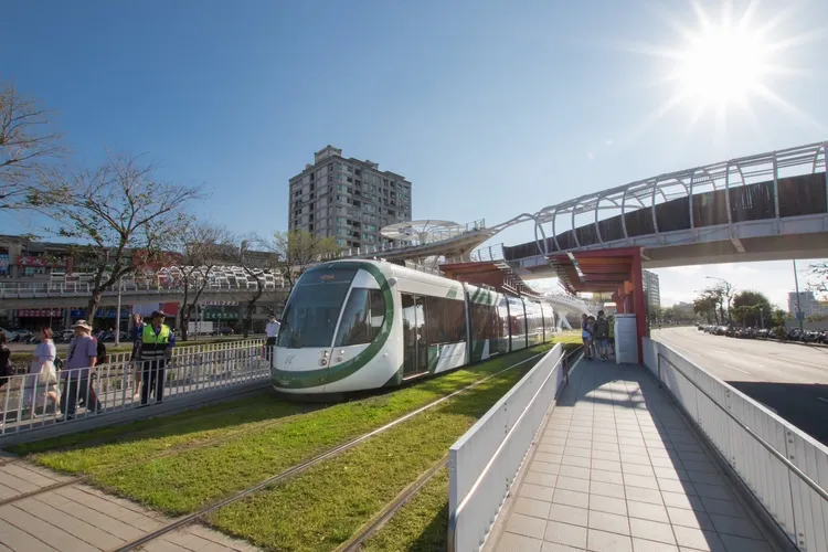 市府表示，中央推動公共運輸月票補助，應考量南北交通系統規模及完整性差異。圖為高雄輕軌 翻攝高捷網站