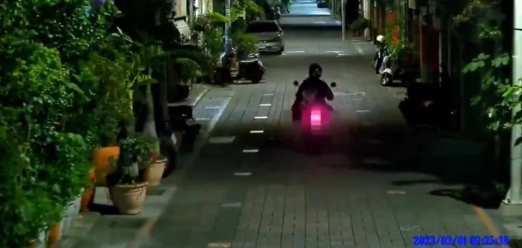 陳嫌塗鴉後，以創作水塔為背景自拍，因此被警方鎖定。讀者提供