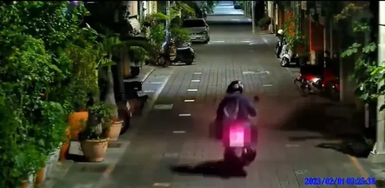 陳嫌冒死攀爬十層樓地標水塔彩繪後，再騎車到附近巷內後，以「創作水塔為背景自拍，也因此被警方鎖定身份。讀者提供