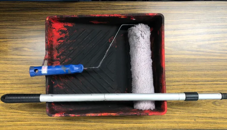 警方逮捕塗鴨客陳姓犯嫌，並起出調色盤、伸縮桿及油漆滾輪等犯案工具。讀者提供