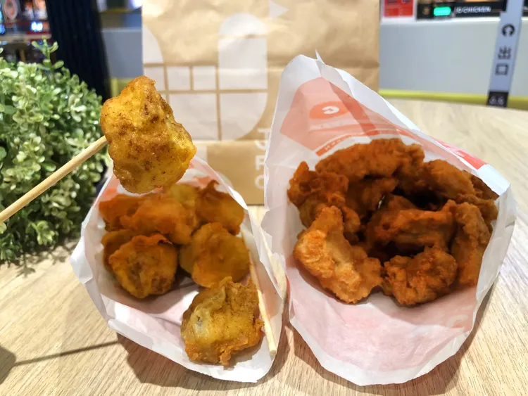 持LINE會員購買經典1號（香香炸雞＋阿根廷魷魚）或2號餐（香香炸雞＋蒜脆杏鮑菇）即可免費贈送人氣炸物三選一。業者提供