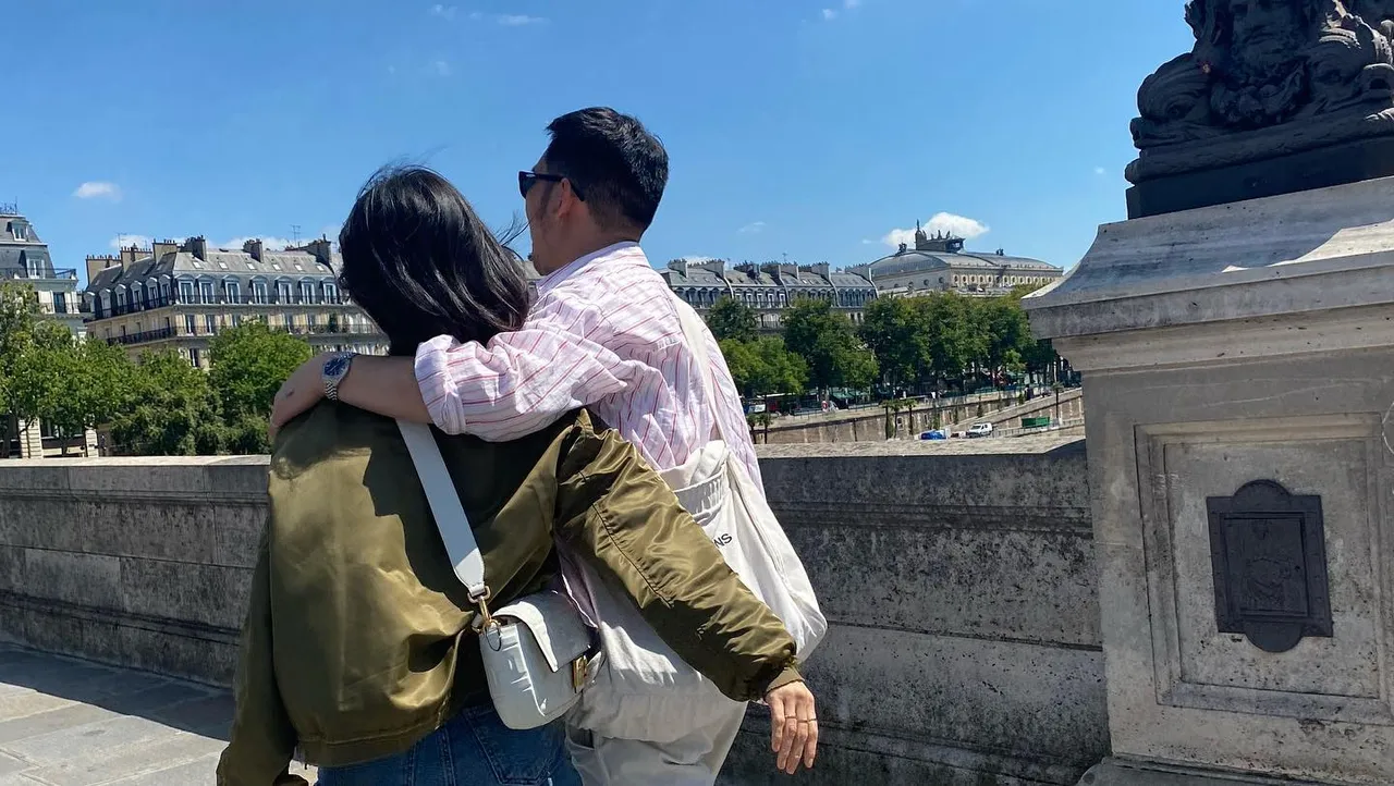 宋慧喬跟男造型師勾肩，關係融洽。翻攝宋慧喬IG