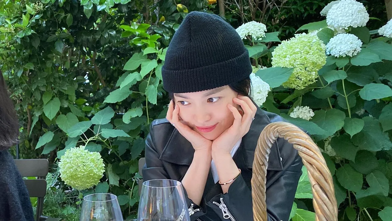 宋慧喬在戶外用餐捧著臉頰，動作可愛引起討論。翻攝宋慧喬IG