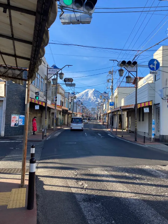 照片中的紅衣者為富士吉田市在這兩個月間增設、維持該路口交通安全的保安人員。翻攝推特 twitter／kazz3776