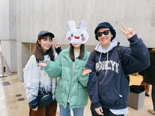 女星游日本捕获野生《初恋》女主角 求合照遭拒!竟靠这勾勾成功说服