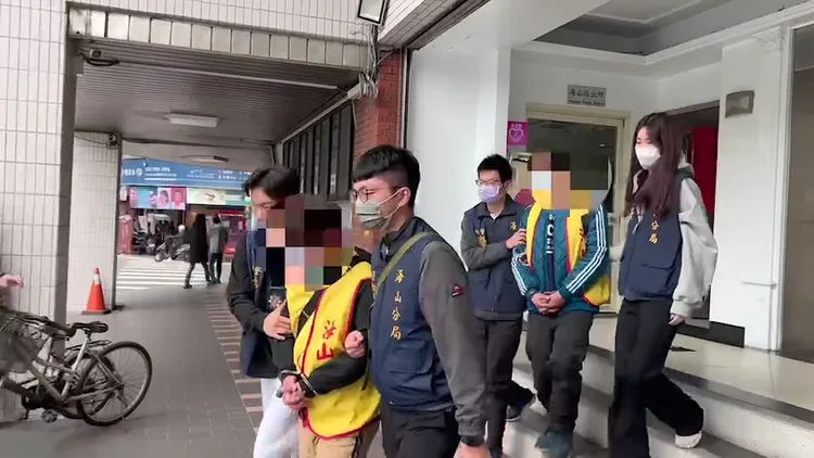 警方將陳男、舒男送辦。海山警分局提供