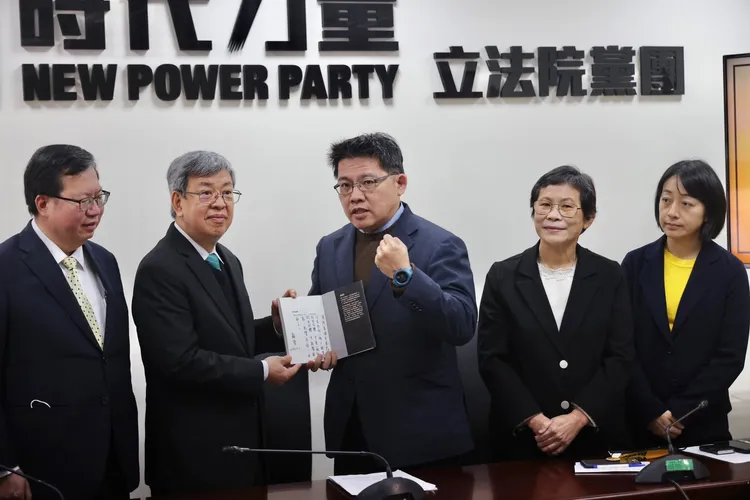 邱顯智送陳建仁書，盼內閣不要讓任何一國人孤單。林林攝