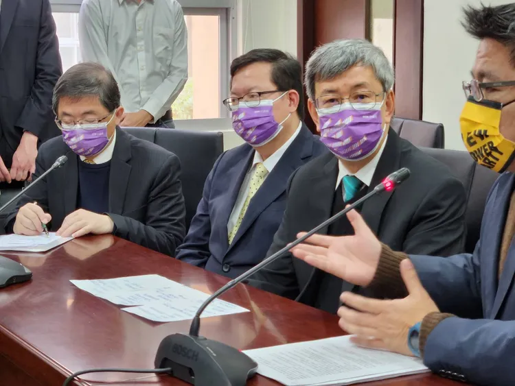 陳建仁在桌前擺滿提醒稿。施智齡攝