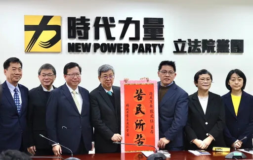 連跑四攤陳建仁累了　滿滿筆記迎戰時力黨團