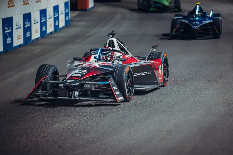 今年保時捷廠隊，以全新保時捷99X Electric Gen 3賽車，第四度參與ABB FIA 電動方程式世界錦標賽這個世界首創的純電賽事。原廠照片