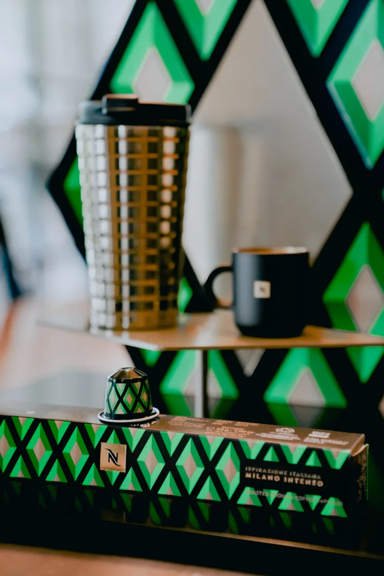 曾旅居義大利的時尚自媒體人李瑜Yutopia分享義式經典米蘭限量款的外觀， 由黑、金、綠色塊組成的立體幾何圖騰，令她聯想起米蘭大教堂與求學時的記憶。業者提供