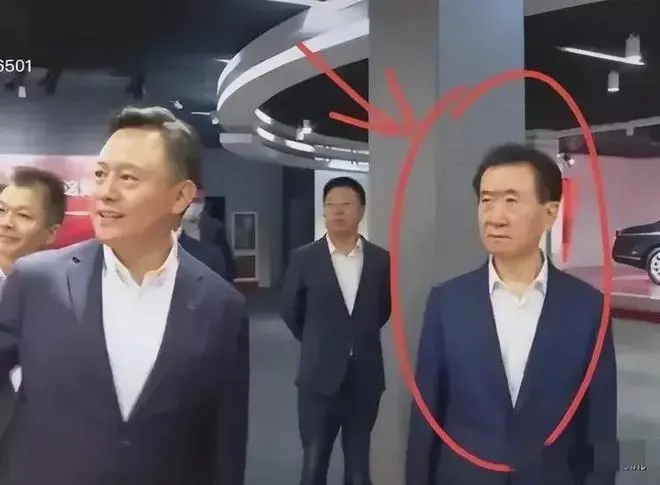 王健林(右)作風相對高調。翻攝網易新聞