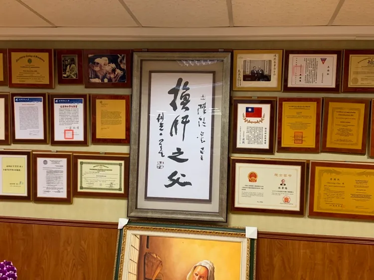 星雲大師對陳肇隆影響深，陳肇隆的辦公室中央還放著由星雲揮毫致的「換肝之父」墨寶。讀者提供