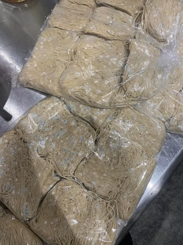 發霉麵條照片。翻攝自當事人臉書