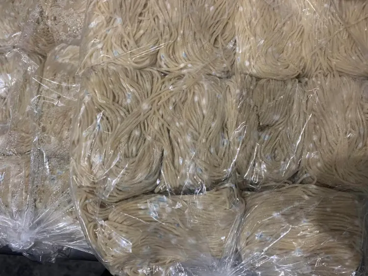 發霉麵條照片。翻攝自當事人臉書