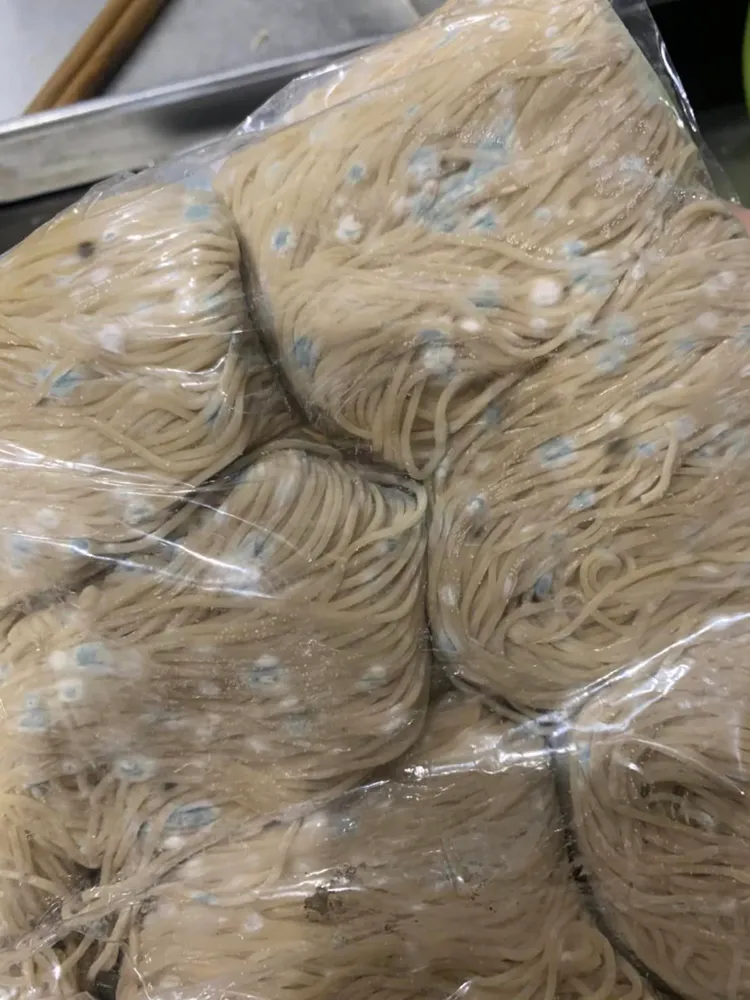 發霉麵條照片。翻攝自當事人臉書