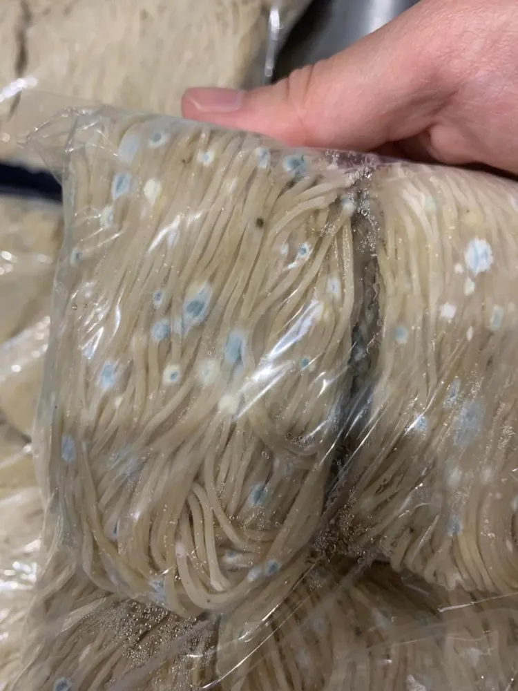 發霉麵條照片。翻攝自當事人臉書