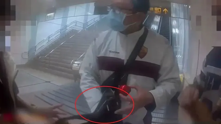 警方一把將包包(紅圈處)攔截下來。蘆洲警分局提供