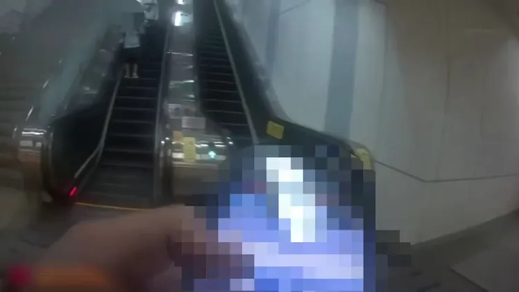 警方到手扶梯下方攔截林男。蘆洲警分局提供