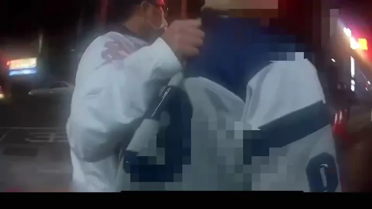 警方準備將林男帶回警局。蘆洲警分局提供