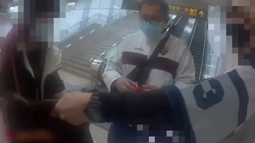 摟女友過情人節遇警 通緝犯竟做這件事!警一把攔下逮毒包