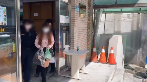 短裙妹背包藏了這東西　遭逮淚崩！央求警放她一馬