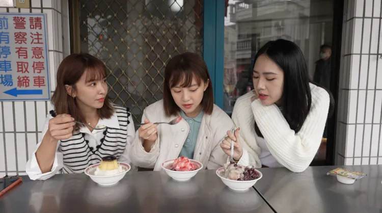 三人一起享受美食。懿想天開提供