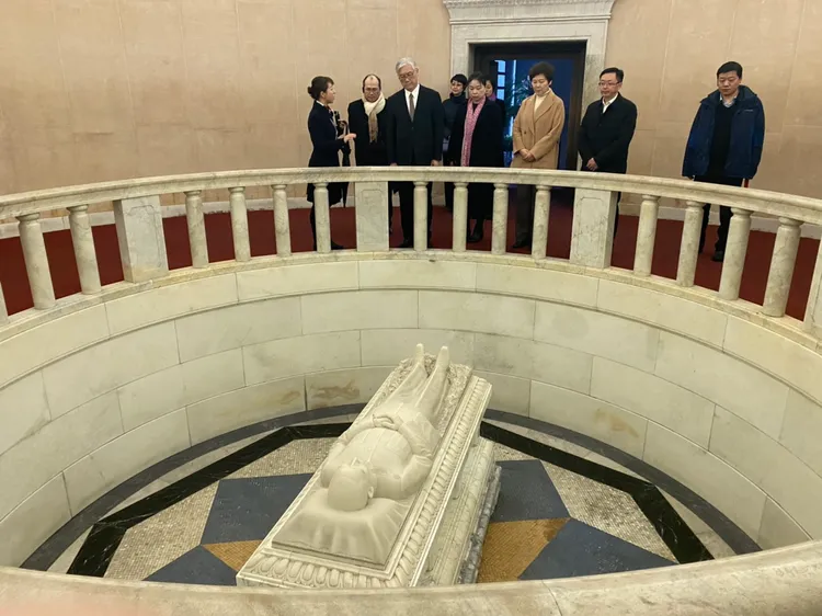 夏立言表示，此行安排南京參訪歷史檔案館和祭謁中山陵，就是在表達國民黨絕不忘本。國民黨提供