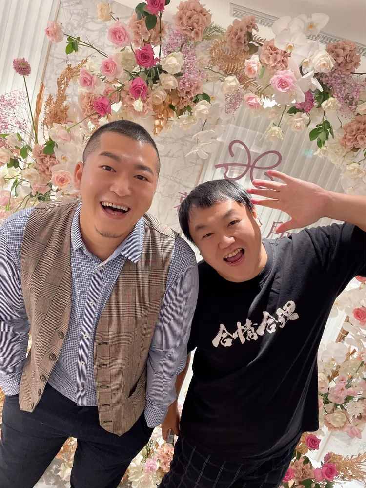 草爺(左)與司徒建銘是好友也是夥伴。紅心字會提供