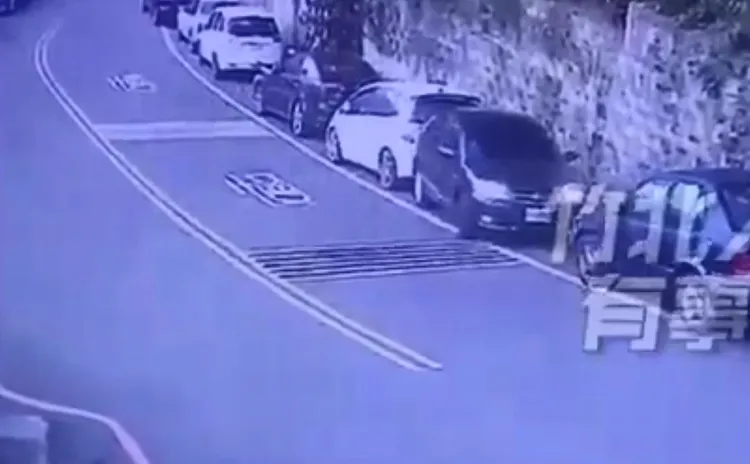 黑車來回8次以後撞到後車。翻攝臉書社團《新竹爆料公社》