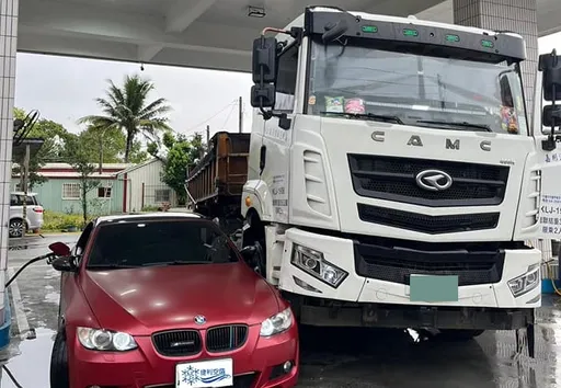 加個油也出事!BMW慘被聯結車「硬騎」 網驚:你狂派的?