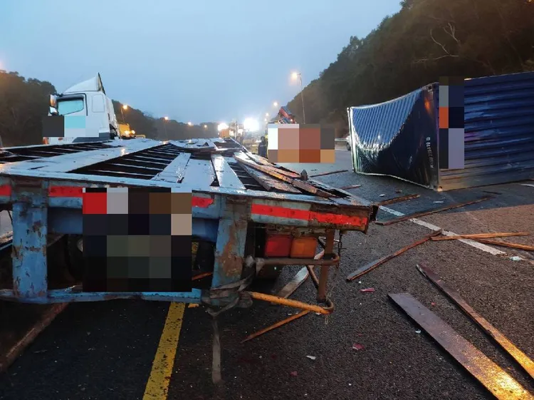 聯結車失控撞向護欄，貨櫃掉落，共造成南下、北車共3輛自小客車追撞。民眾提供