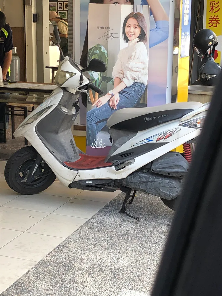 網友分享邵雨薇坐機車圖，吸引2.5萬人朝聖。取自路上觀察學院