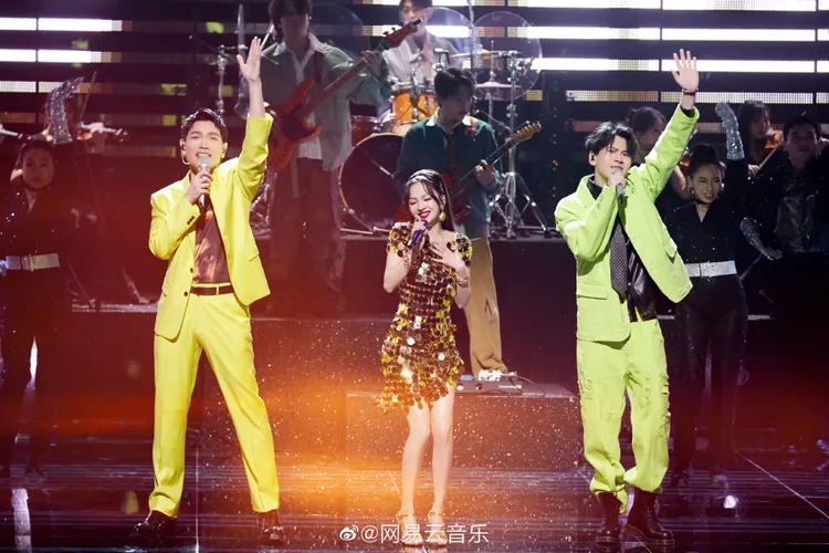 楊宗緯(左起)、張韶涵也在該節目大展歌喉。網易音樂雲微博